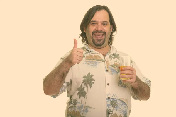 Glad fet vit man ler samtidigt som tummen upp och hålla ett glas öl redo för semester — Stockfoto