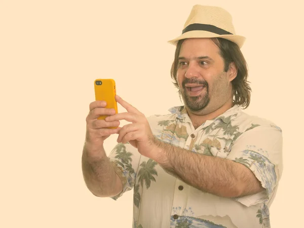 Happy fat Kaukasische man glimlachen en selfie met mobiele telefoon klaar voor vakantie — Stockfoto