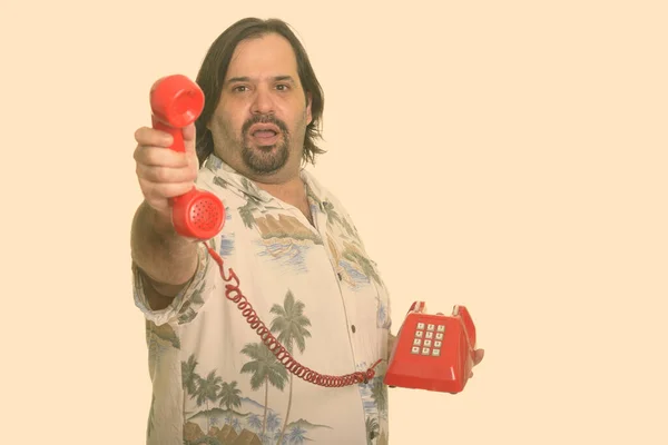 Gordo caucásico hombre pasando llamada desde viejo teléfono — Foto de Stock