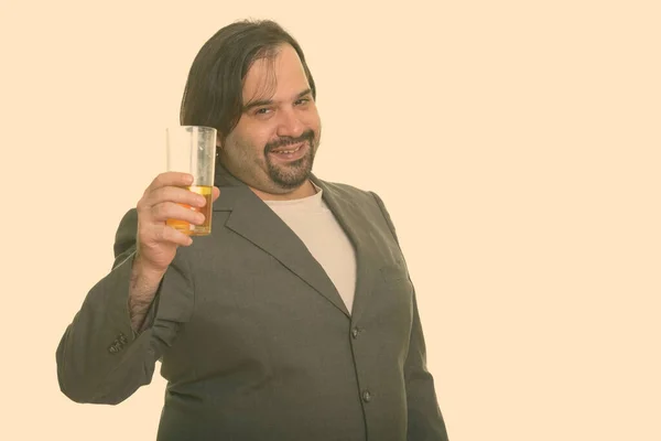 Heureux gros homme d'affaires caucasien souriant et tenant un verre de bière — Photo
