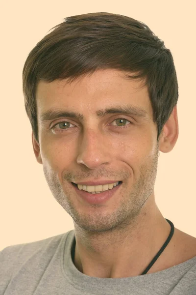 Estúdio tiro de cara de homem bonito jovem feliz sorrindo — Fotografia de Stock