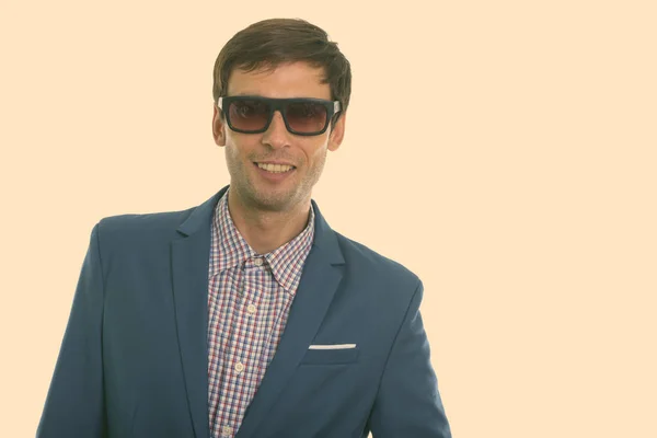 Studio skott av ung glad affärsman ler när du bär solglasögon — Stockfoto