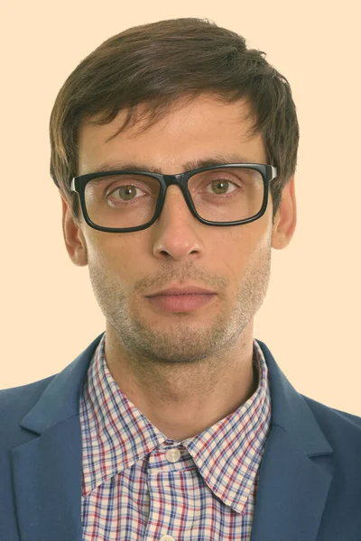 Gesicht eines jungen gutaussehenden Geschäftsmannes mit Brille — Stockfoto