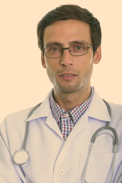 Gözlük takan yakışıklı bir doktorun yüzü. — Stok fotoğraf