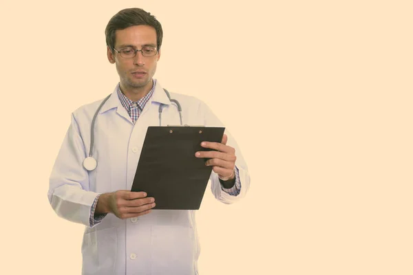 Студійний знімок молодого красивого чоловіка лікаря в окулярах під час читання на кишені — стокове фото