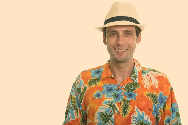 Застріл молодого щасливого туриста посміхається в капелюсі й гавайській сорочці, готовій до відпустки. — стокове фото