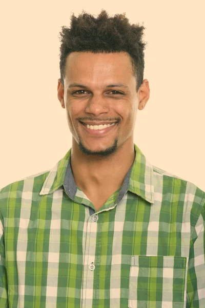 Estúdio tiro de jovem feliz homem africano sorrindo — Fotografia de Stock