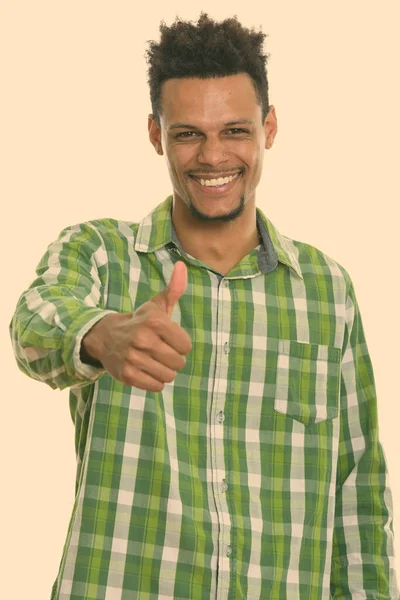 Estúdio tiro de jovem feliz homem africano sorrindo enquanto dando o polegar para cima — Fotografia de Stock