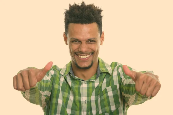 若い幸せなアフリカ人の男は親指を放棄しながら笑顔 — ストック写真