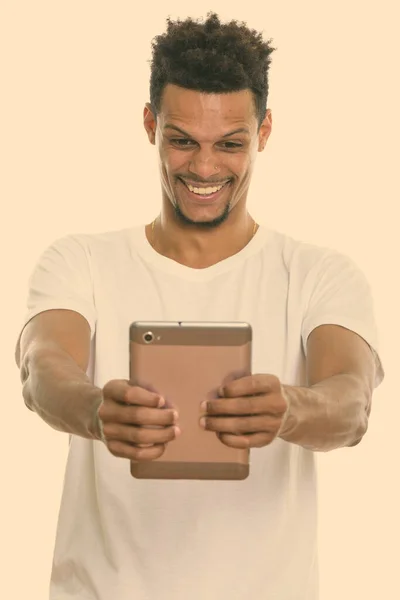工作室拍摄的年轻快乐的非洲人拿着数码平板电脑微笑的照片 — 图库照片