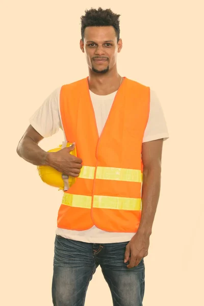 Güvenlik kaskı tutan genç Afrikalı inşaat işçisi — Stok fotoğraf