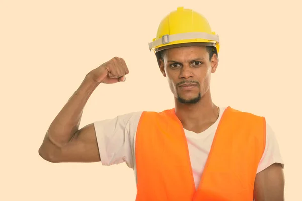 Jonge Afrikaanse man bouwvakker buigen zijn arm — Stockfoto