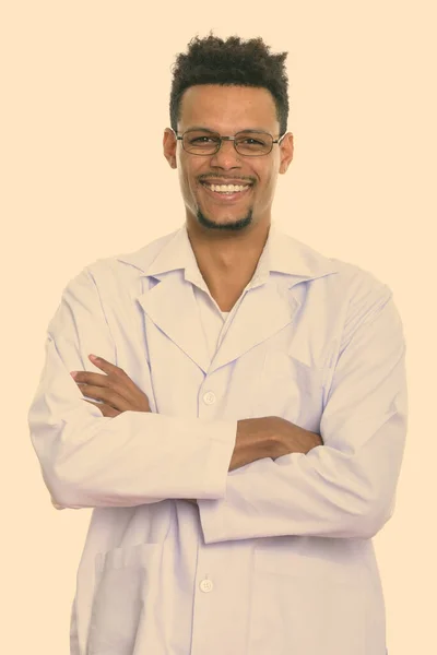 Jong gelukkig Afrikaans man arts glimlachen met armen gekruist — Stockfoto