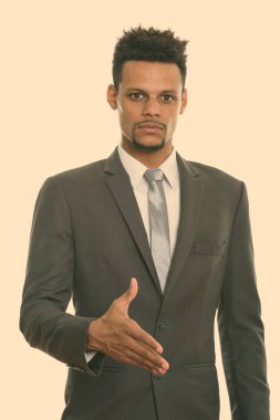 Genç Afrikalı iş adamının el sıkışırken çekilmiş bir fotoğrafı.