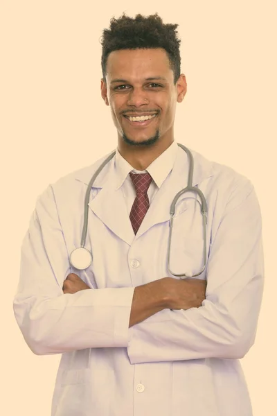 Jovem homem africano feliz médico sorrindo com os braços cruzados — Fotografia de Stock