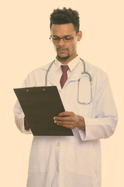 Estudio de joven africano doctor leyendo en portapapeles —  Fotos de Stock