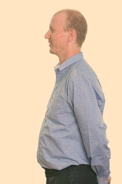 Vista del perfil del hombre de negocios con las manos en la espalda — Foto de Stock