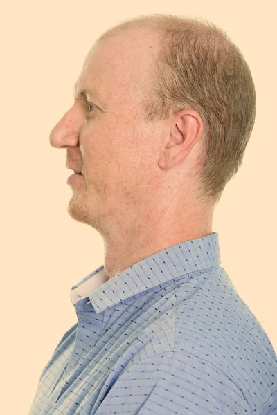 Estúdio retrato de homem com cabelo curto contra fundo liso — Fotografia de Stock