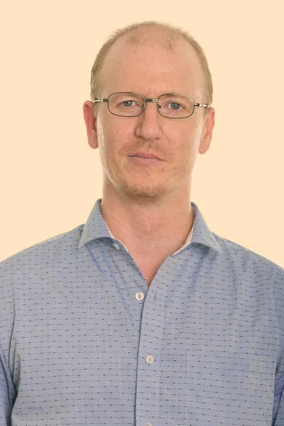 Studio portrait of man with short hair against plain background — Stock Photo, Image