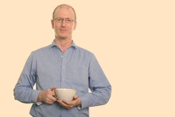 Estudio de toma de hombre de negocios sosteniendo la taza de café — Foto de Stock