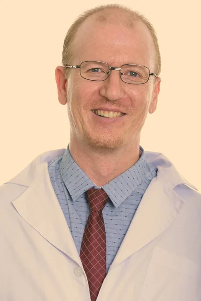 Rosto de homem feliz médico sorrindo enquanto vestindo óculos — Fotografia de Stock