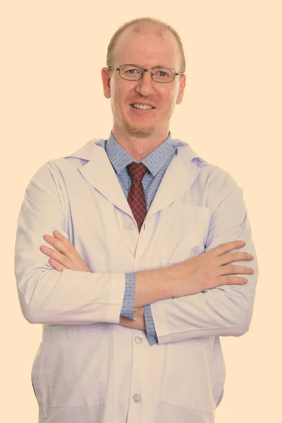 Studio záběr šťastný muž lékař usmívá se zkříženýma rukama — Stock fotografie