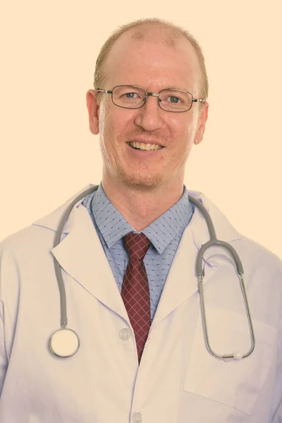 Estúdio tiro de homem feliz médico sorrindo — Fotografia de Stock