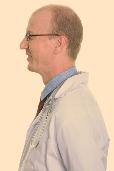 Profil widok szczęśliwy człowiek lekarz uśmiechnięty — Zdjęcie stockowe