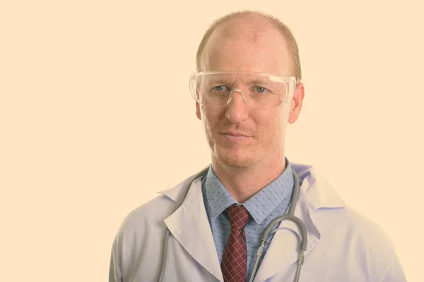 Studio shot του ανθρώπου γιατρός σκέψης φορώντας προστατευτικά γυαλιά — Φωτογραφία Αρχείου
