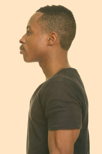 Widok profilu młodego Afrykanina — Zdjęcie stockowe