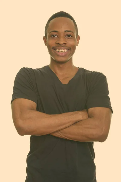 Jovem homem africano feliz sorrindo com os braços cruzados — Fotografia de Stock