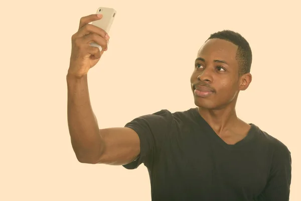 Jovem africano tomando selfie com celular — Fotografia de Stock