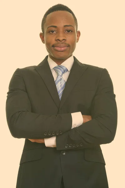 Fiatal, jóképű afrikai üzletember, keresztbe tett kézzel. — Stock Fotó