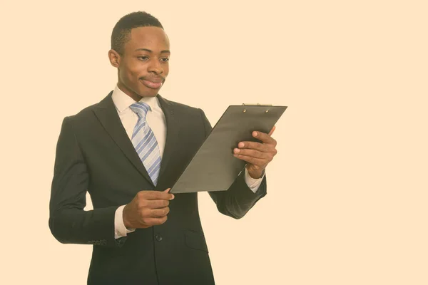 Jovem empresário africano lendo na área de transferência — Fotografia de Stock