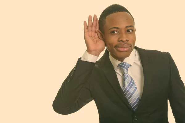 Fiatal jóképű afrikai üzletember figyel — Stock Fotó