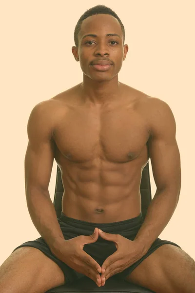 Jonge Afrikaanse man zonder shirt — Stockfoto