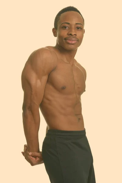 Musclé homme africain montrant triceps — Photo