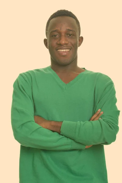 Joven hombre africano feliz sonriendo con los brazos cruzados —  Fotos de Stock