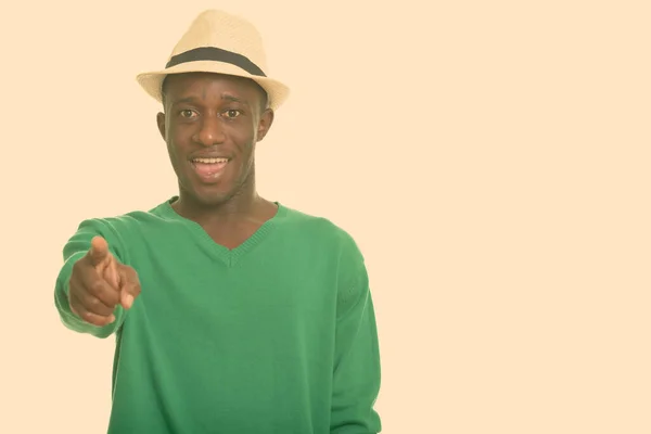Junger glücklicher afrikanischer Mann lächelt und zeigt mit dem Finger — Stockfoto