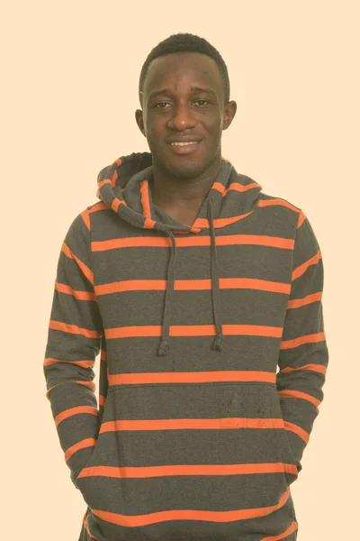 Jeune homme africain heureux souriant — Photo