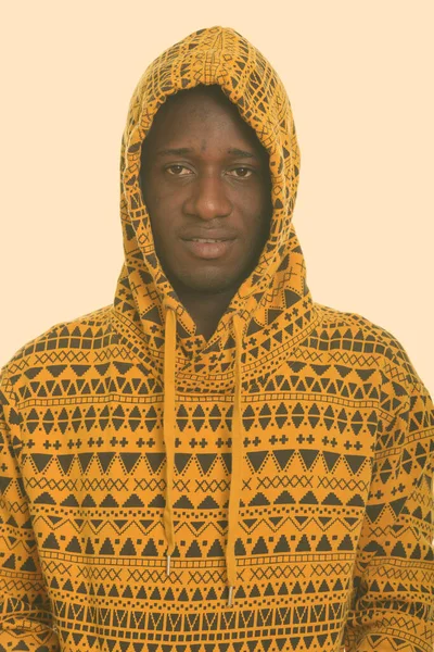 Jeune homme africain heureux sourire et porter un sweat à capuche — Photo