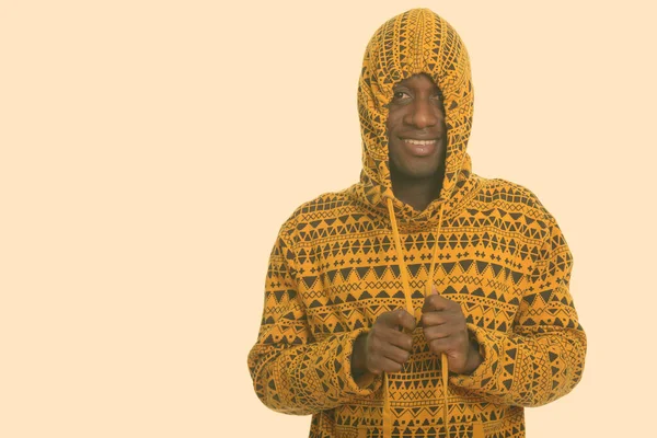 Joven hombre africano feliz sonriendo y jugando con capucha —  Fotos de Stock