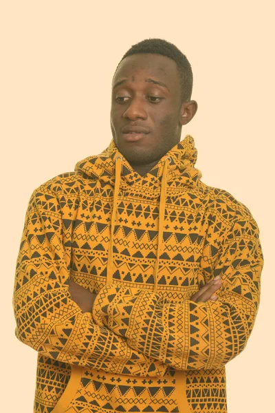 Ung vacker afrikansk man med armarna korsade tittar ner — Stockfoto