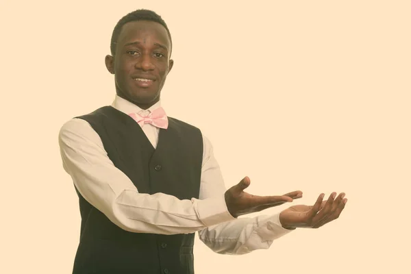 Joven camarero africano feliz sonriendo y mostrando algo —  Fotos de Stock