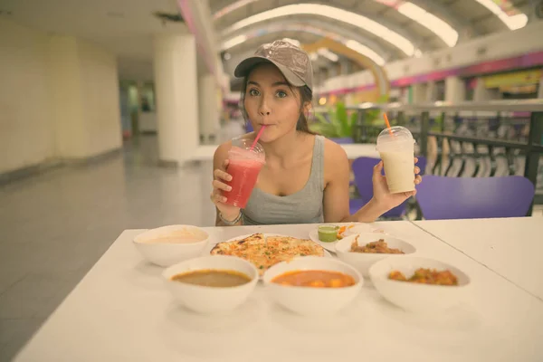 Joven hermosa turista asiática disfrutando de la cocina india en el restaurante en la ciudad de Bangkok — Foto de Stock