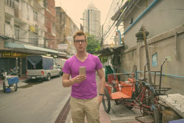 Jonge knappe toeristische man verkennen rond de stad Bangkok, Thailand — Stockfoto