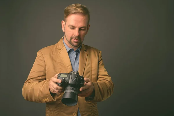 Blond bearded businessman with goatee against gray background — Stock Photo, Image