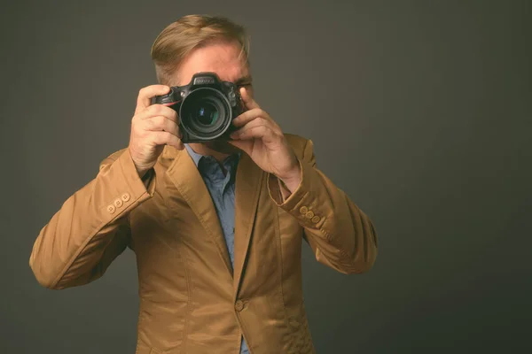 Blond bearded businessman with goatee against gray background — Stock Photo, Image