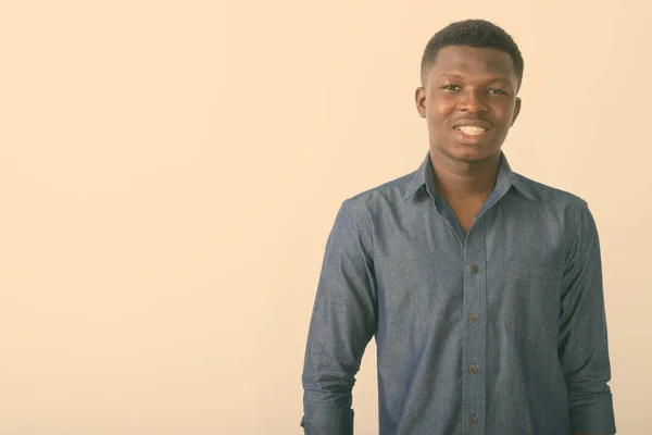 Plan studio de jeune Africain noir heureux souriant sur fond blanc — Photo