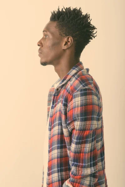 Perfil de jovem negro Africano homem contra fundo branco — Fotografia de Stock